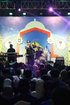 52769hijau-daun-sukses-hibur-pengunjung-festival-al-a-zhom-2025-di-tengah-guyuran-hujan-527691