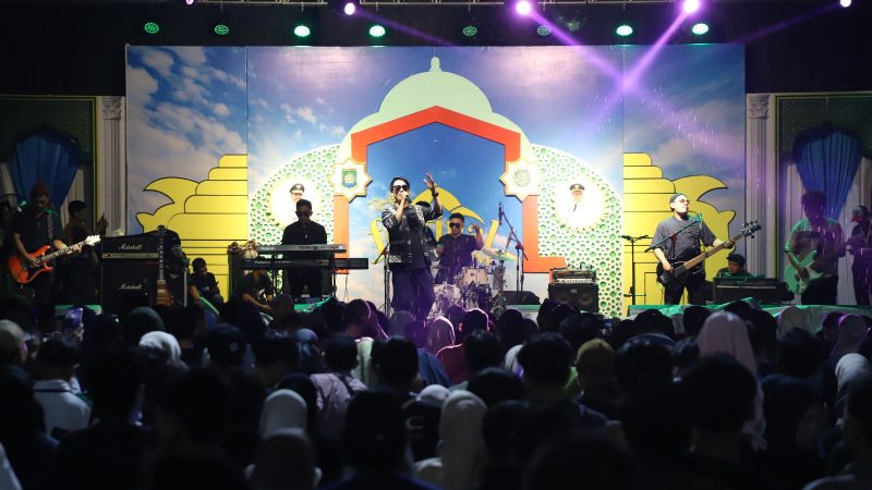 52769hijau-daun-sukses-hibur-pengunjung-festival-al-a-zhom-2025-di-tengah-guyuran-hujan-527691